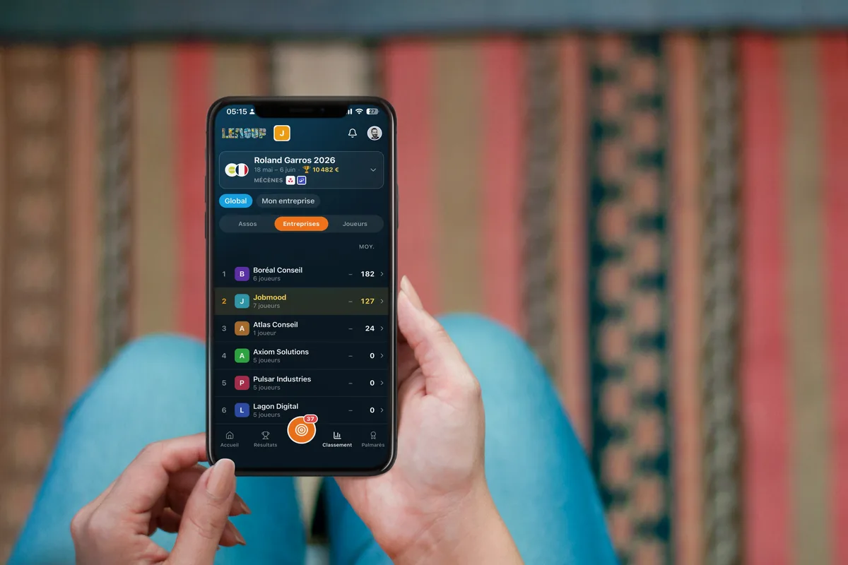 Une joueuse consulte le classement inter-entreprises sur l'app LeagUp